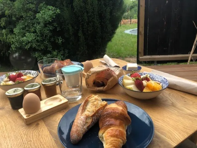 Breakfast in the garden at 4U Bed&Spa: croissant, baguette, egg, fresh fruit and jams