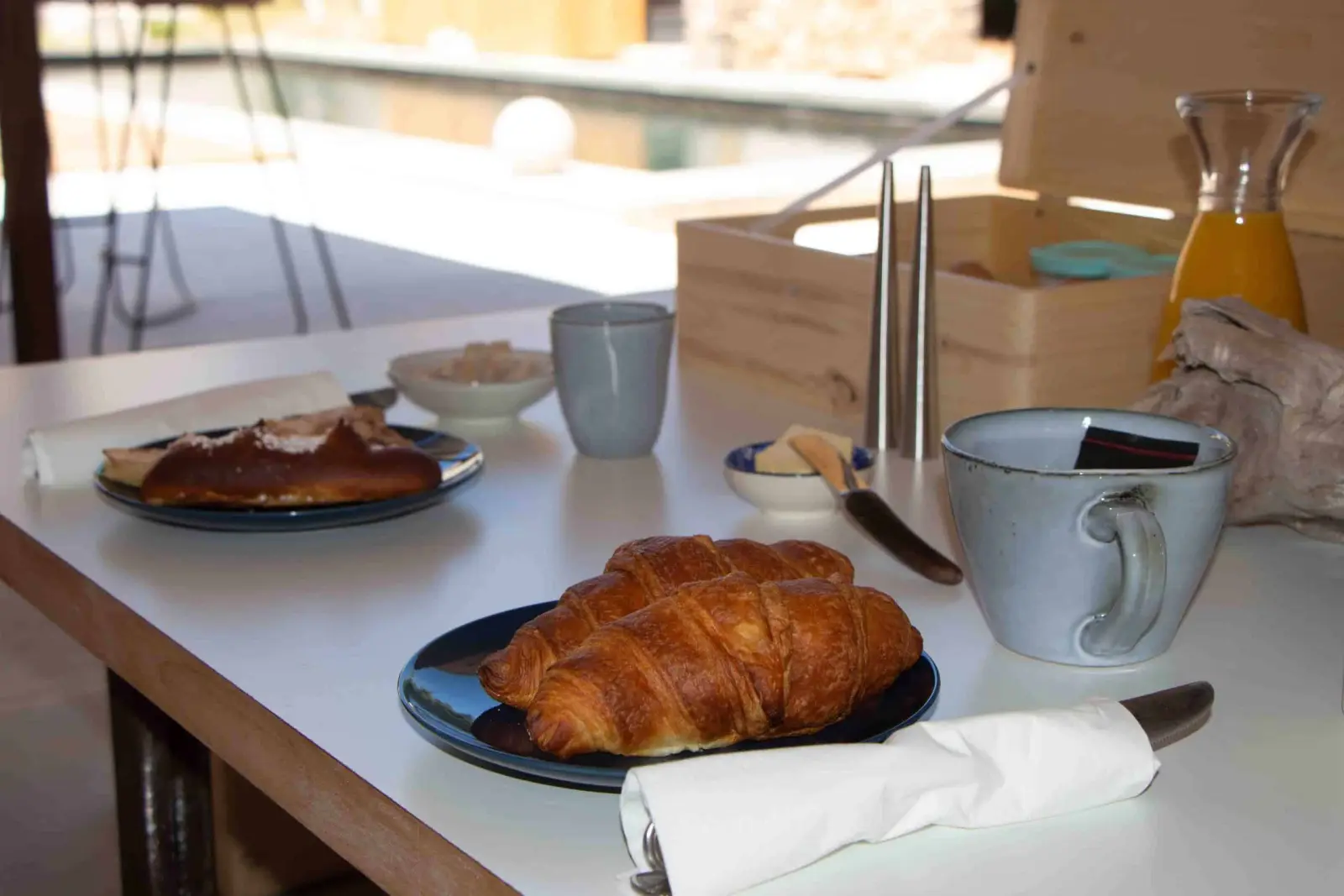 Poolside breakfast at 4U Bed&Spa: croissants, brioche, orange juice and cups