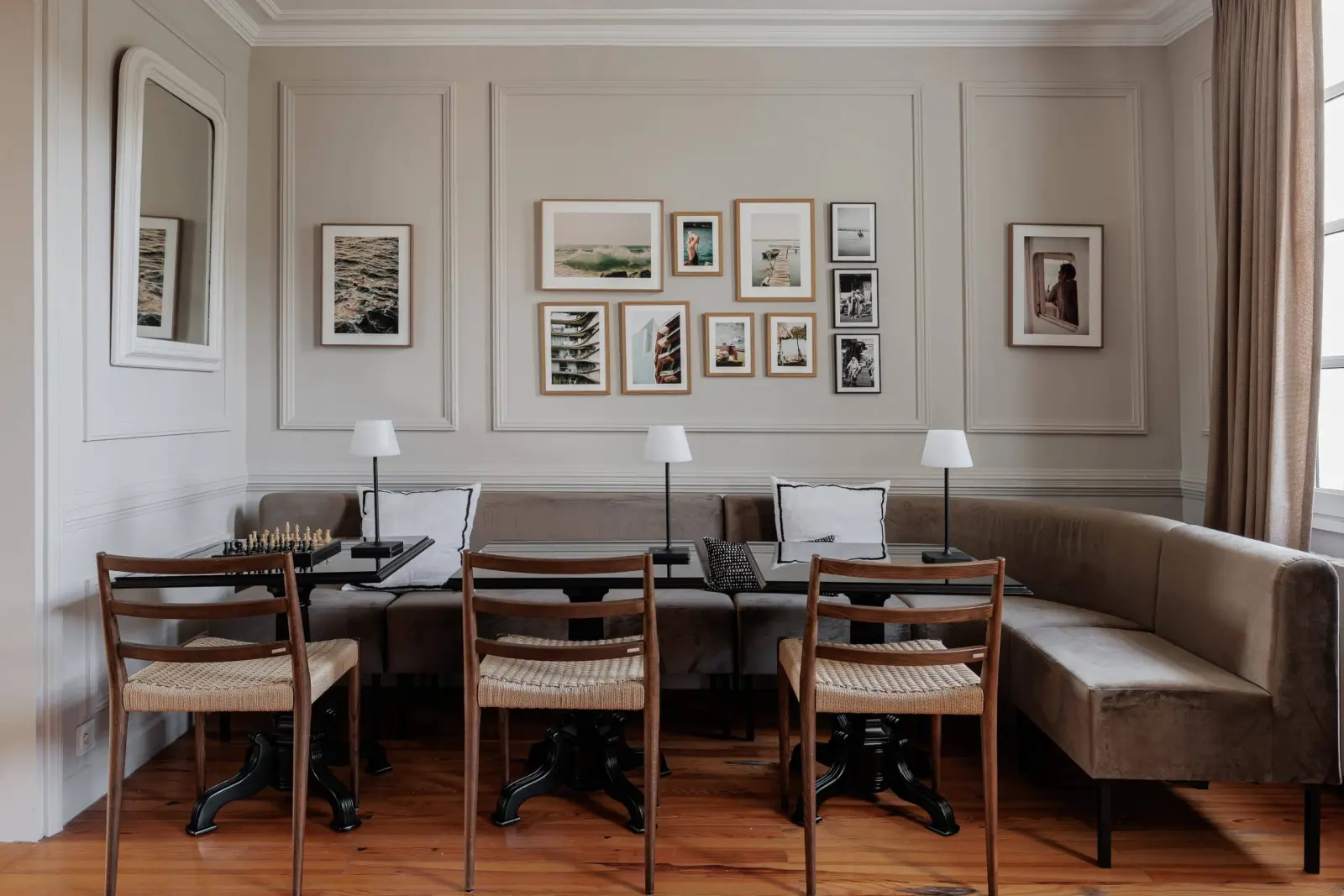 Boudoir at La Bastide de Margaux: banquette, black tables, chessboard, rush chairs and framed pictures