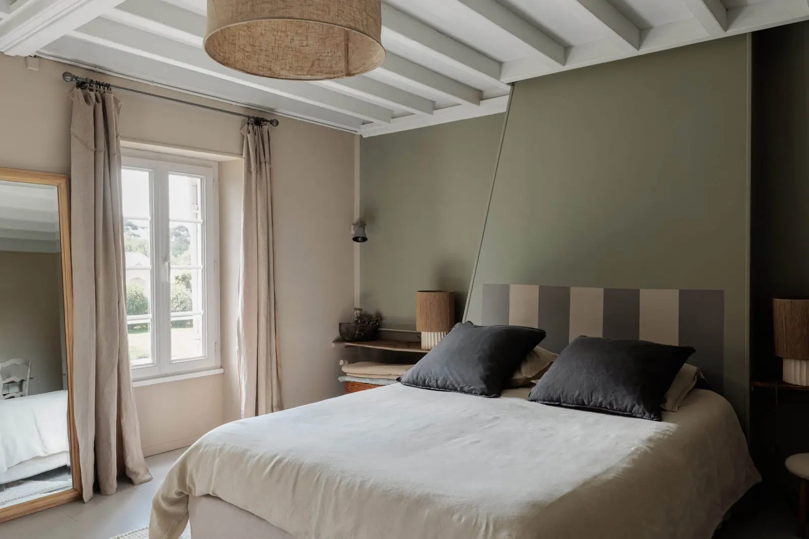 Victoria room at La Bastide de Margaux: white beams, sage green wall, bed and charcoal cushions