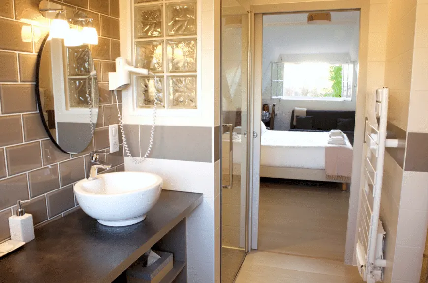 Bathroom with round basin, brown tiles and glass blocks, opening onto the bedroom, Villa Glen Tara